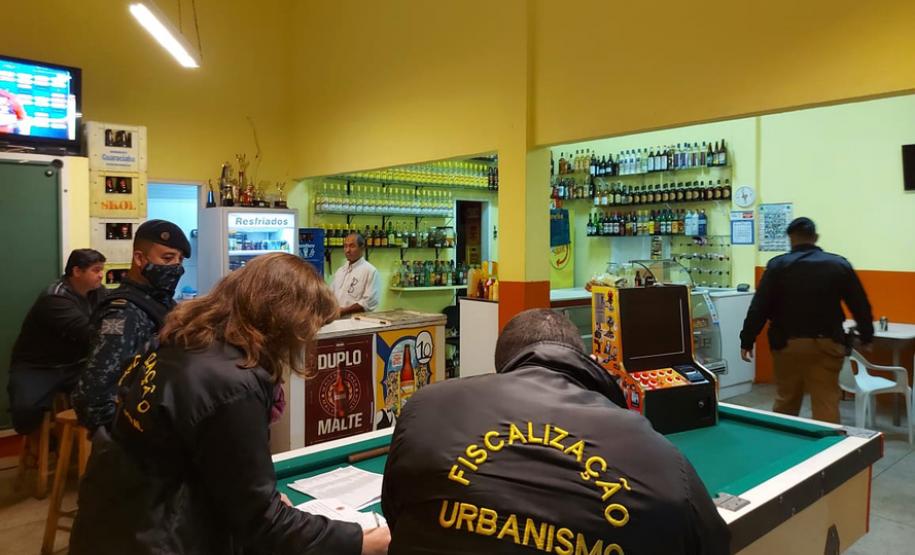 Aifu fiscaliza 24 pontos comerciais e dispersa 1,8 mil pessoas durante o final de semana