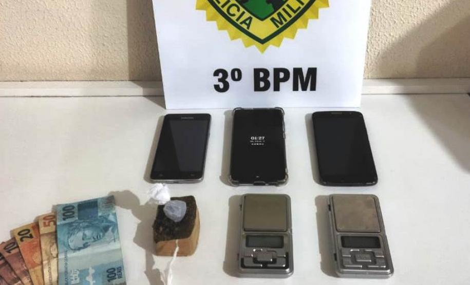 No Sudoeste do estado, PM encaminha 10 pessoas e apreende mais de 300 gramas de drogas e uma arma de fogo
