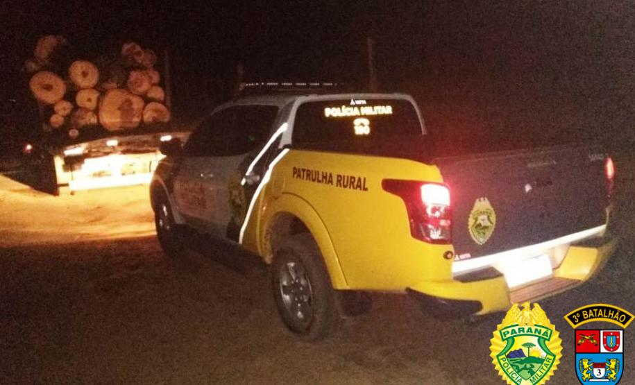 Policiais militares do 3º Batalhão e do Batalhão Ambiental apreenderam um caminhão carregado com madeira de araucária