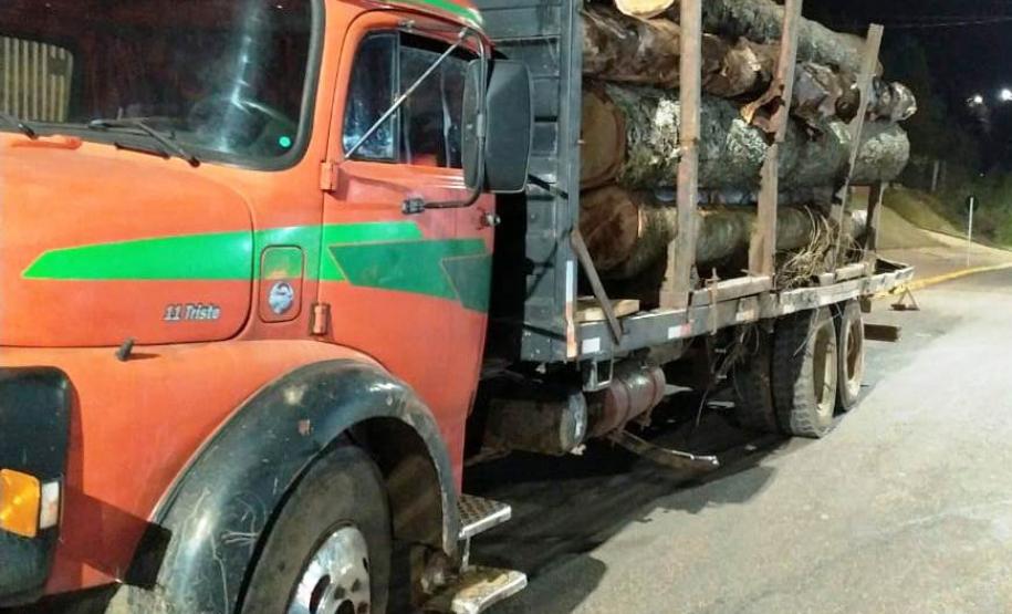 Policiais militares do 3º Batalhão e do Batalhão Ambiental apreenderam um caminhão carregado com madeira de araucária