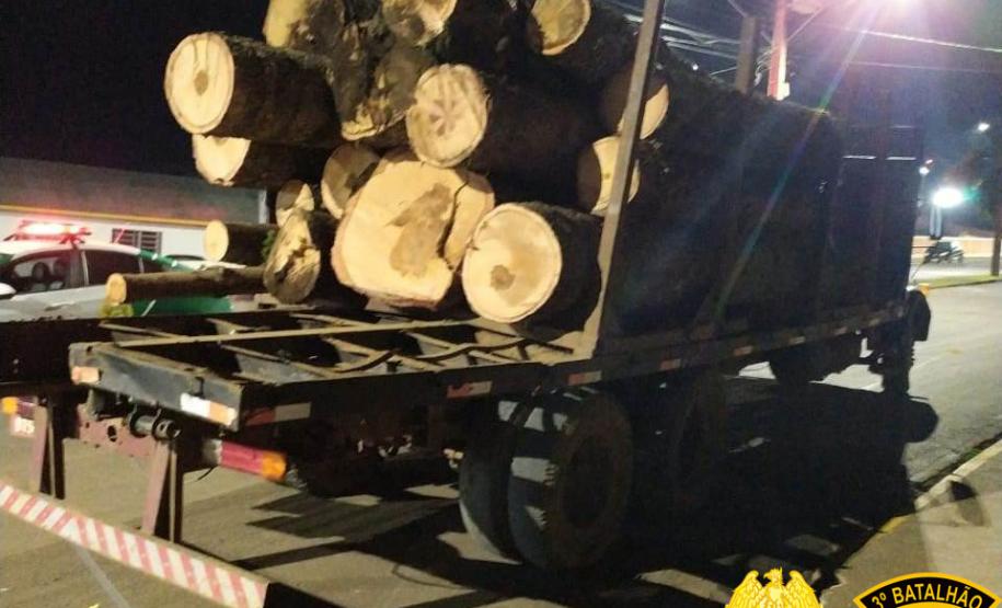 Policiais militares do 3º Batalhão e do Batalhão Ambiental apreenderam um caminhão carregado com madeira de araucária