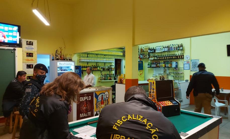 Em seis meses, mais de 570 pontos comerciais são interditados e 379 pessoas encaminhadas por infringirem medidas sanitárias na Capital