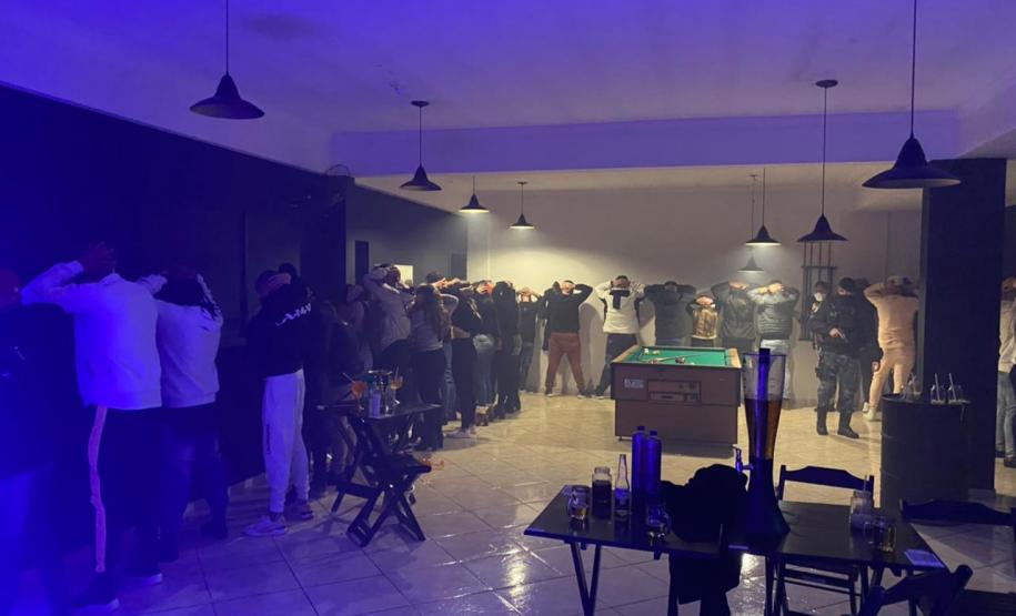 Em seis meses, mais de 570 pontos comerciais são interditados e 379 pessoas encaminhadas por infringirem medidas sanitárias na Capital