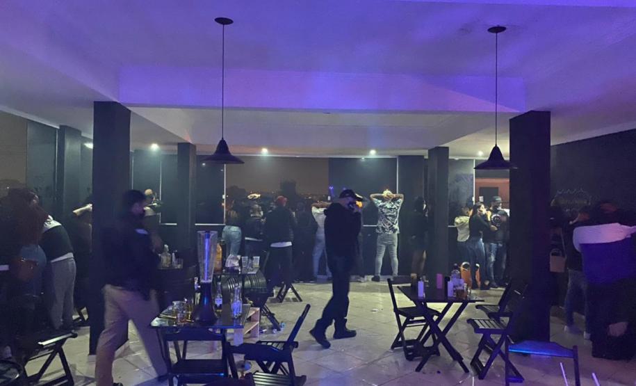 Em seis meses, mais de 570 pontos comerciais são interditados e 379 pessoas encaminhadas por infringirem medidas sanitárias na Capital