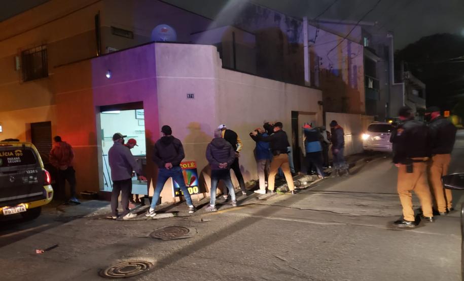 Em seis meses, mais de 570 pontos comerciais são interditados e 379 pessoas encaminhadas por infringirem medidas sanitárias na Capital