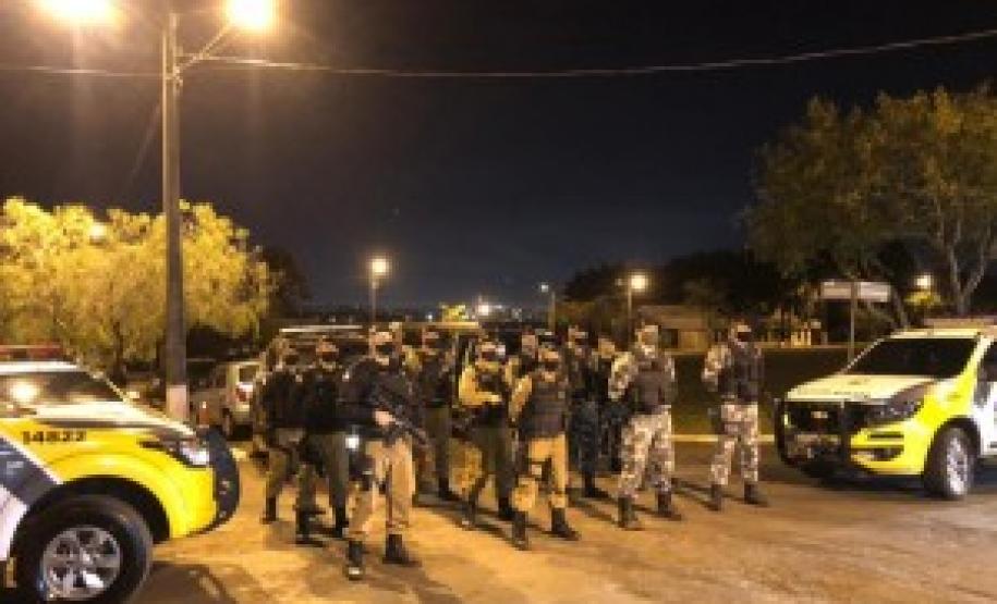 Mais de 400 quilos de maconha e cinco armas de fogo foram apreendidos neste final de semana na região de Foz do Iguaçu