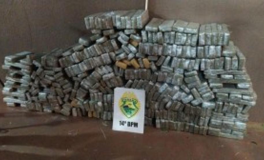 Mais de 400 quilos de maconha e cinco armas de fogo foram apreendidos neste final de semana na região de Foz do Iguaçu