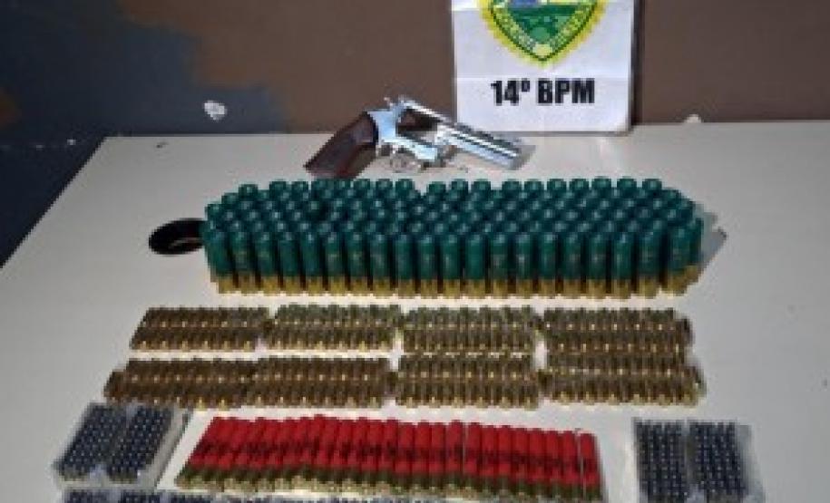 Mais de 400 quilos de maconha e cinco armas de fogo foram apreendidos neste final de semana na região de Foz do Iguaçu