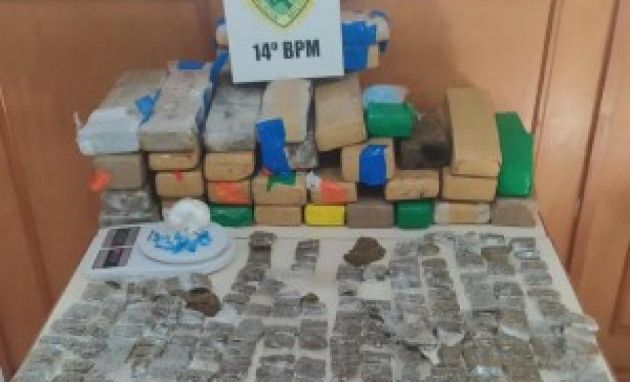 Mais de 400 quilos de maconha e cinco armas de fogo foram apreendidos neste final de semana na região de Foz do Iguaçu
