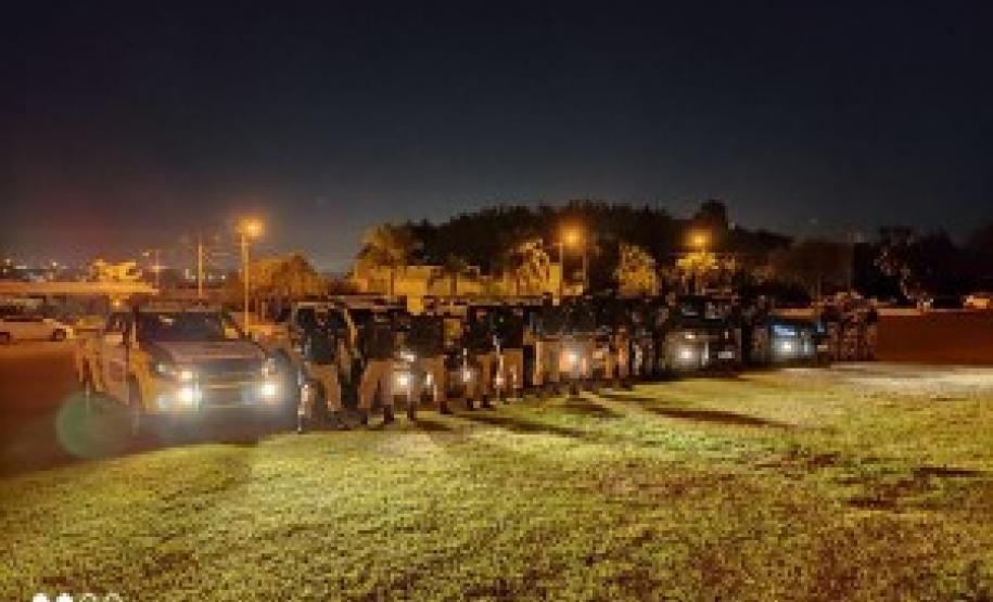 Mais de 400 quilos de maconha e cinco armas de fogo foram apreendidos neste final de semana na região de Foz do Iguaçu
