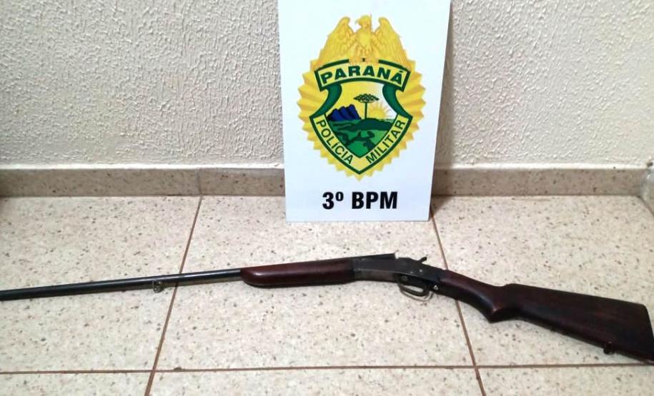 Com uma hora de diferença entre as ocorrências, PM apreende arma de fogo ilegal, encaminha suspeito e recupera carro furtado, no Sudoeste do estado