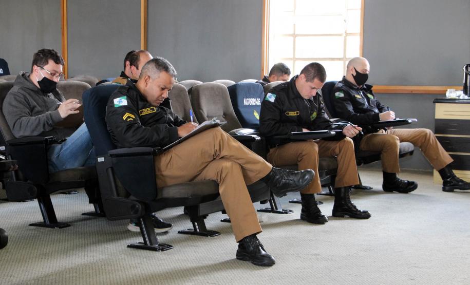Policiais da Diretoria de Desenvolvimento Tecnológico e Qualidade (DDTQ) recebem treinamento para trabalhar em altura em Curitiba