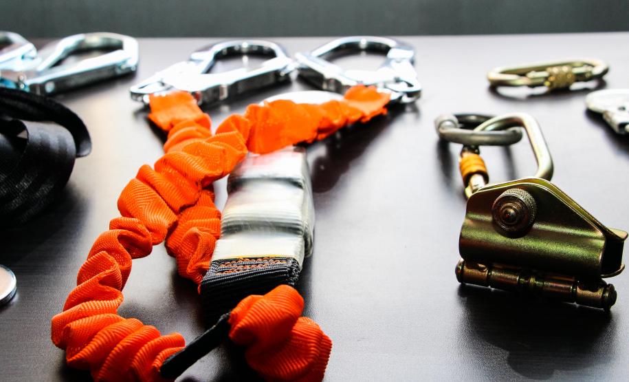 Policiais da Diretoria de Desenvolvimento Tecnológico e Qualidade (DDTQ) recebem treinamento para trabalhar em altura em Curitiba