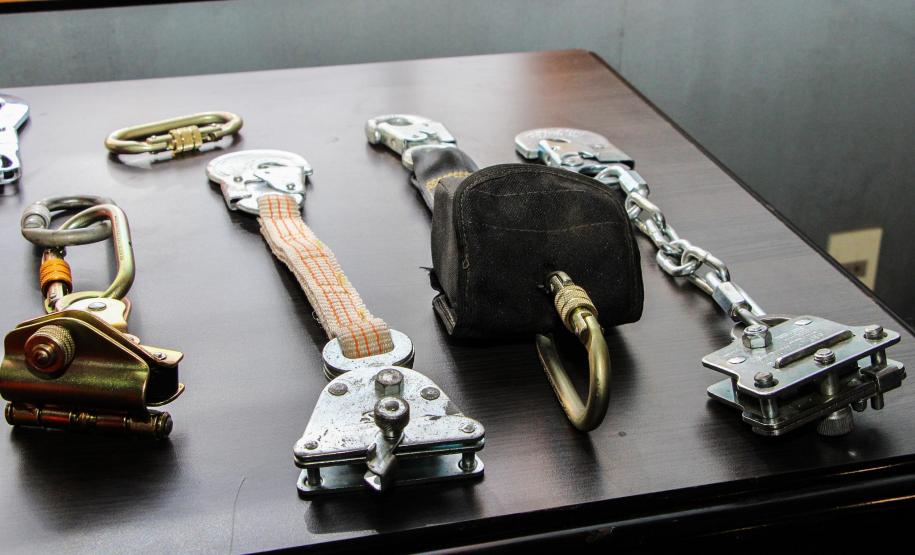 Policiais da Diretoria de Desenvolvimento Tecnológico e Qualidade (DDTQ) recebem treinamento para trabalhar em altura em Curitiba