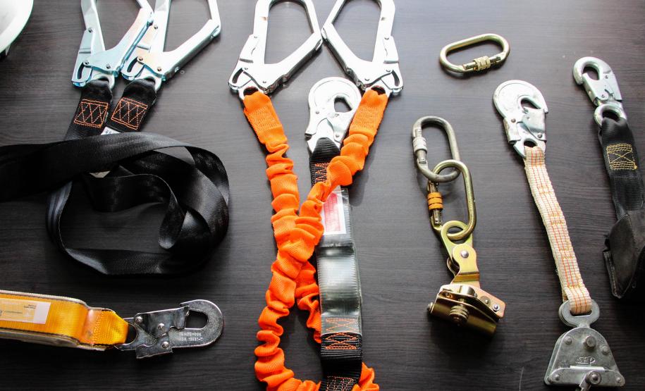 Policiais da Diretoria de Desenvolvimento Tecnológico e Qualidade (DDTQ) recebem treinamento para trabalhar em altura em Curitiba