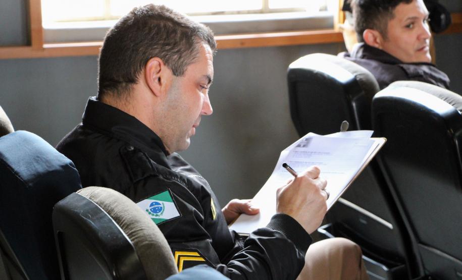 Policiais da Diretoria de Desenvolvimento Tecnológico e Qualidade (DDTQ) recebem treinamento para trabalhar em altura em Curitiba