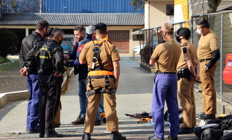 Policiais da Diretoria de Desenvolvimento Tecnológico e Qualidade (DDTQ) recebem treinamento para trabalhar em altura em Curitiba