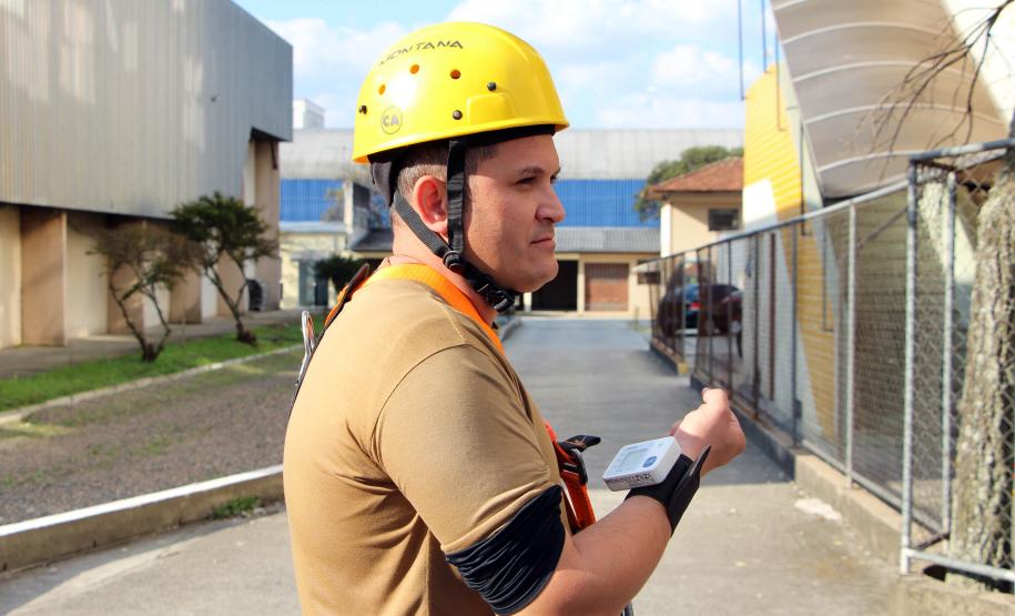 Policiais da Diretoria de Desenvolvimento Tecnológico e Qualidade (DDTQ) recebem treinamento para trabalhar em altura em Curitiba