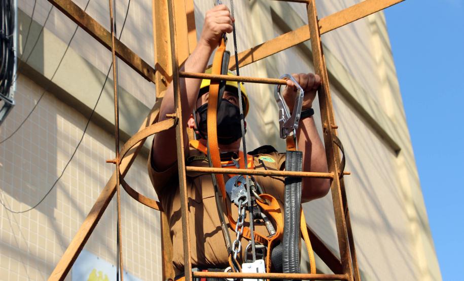 Policiais da Diretoria de Desenvolvimento Tecnológico e Qualidade (DDTQ) recebem treinamento para trabalhar em altura em Curitiba