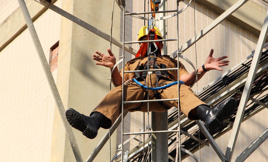 Policiais da Diretoria de Desenvolvimento Tecnológico e Qualidade (DDTQ) recebem treinamento para trabalhar em altura em Curitiba