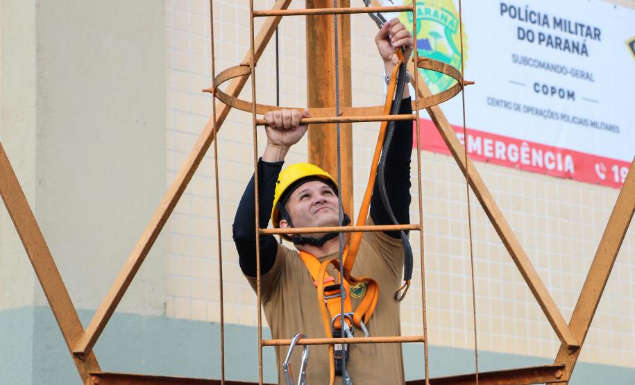 Policiais da Diretoria de Desenvolvimento Tecnológico e Qualidade (DDTQ) recebem treinamento para trabalhar em altura em Curitiba