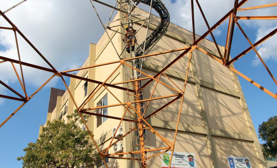 Policiais da Diretoria de Desenvolvimento Tecnológico e Qualidade (DDTQ) recebem treinamento para trabalhar em altura em Curitiba