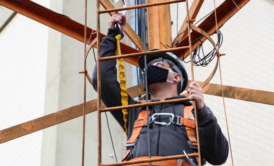 Policiais da Diretoria de Desenvolvimento Tecnológico e Qualidade (DDTQ) recebem treinamento para trabalhar em altura em Curitiba
