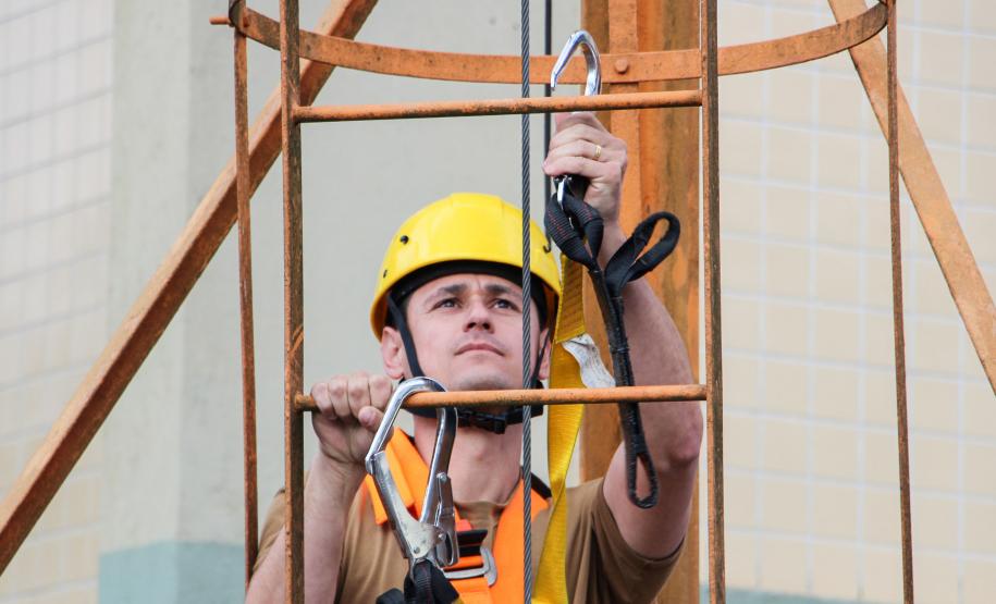 Policiais da Diretoria de Desenvolvimento Tecnológico e Qualidade (DDTQ) recebem treinamento para trabalhar em altura em Curitiba