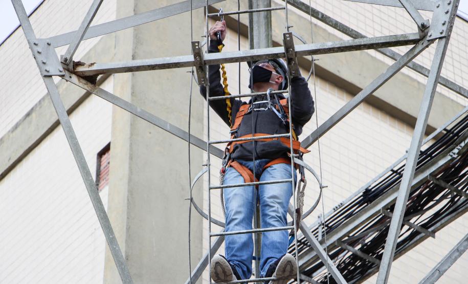 Policiais da Diretoria de Desenvolvimento Tecnológico e Qualidade (DDTQ) recebem treinamento para trabalhar em altura em Curitiba