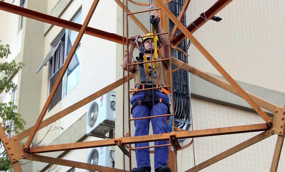 Policiais da Diretoria de Desenvolvimento Tecnológico e Qualidade (DDTQ) recebem treinamento para trabalhar em altura em Curitiba