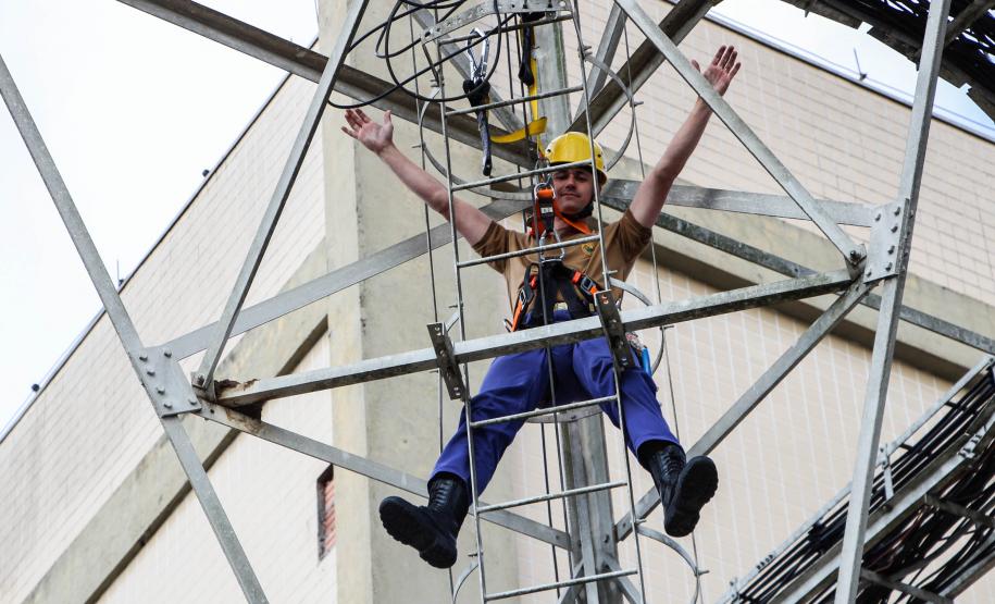 Policiais da Diretoria de Desenvolvimento Tecnológico e Qualidade (DDTQ) recebem treinamento para trabalhar em altura em Curitiba
