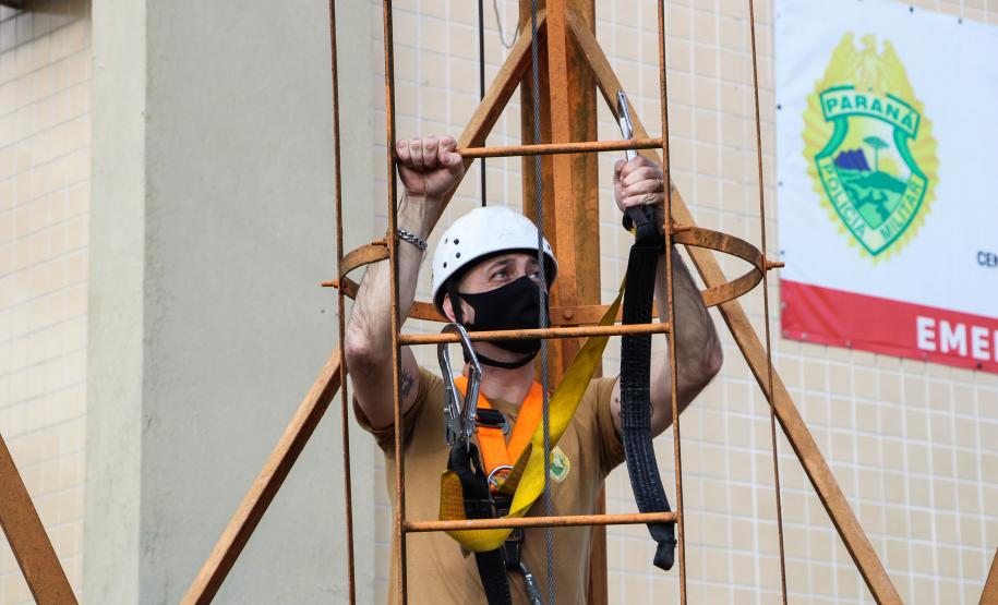 Policiais da Diretoria de Desenvolvimento Tecnológico e Qualidade (DDTQ) recebem treinamento para trabalhar em altura em Curitiba