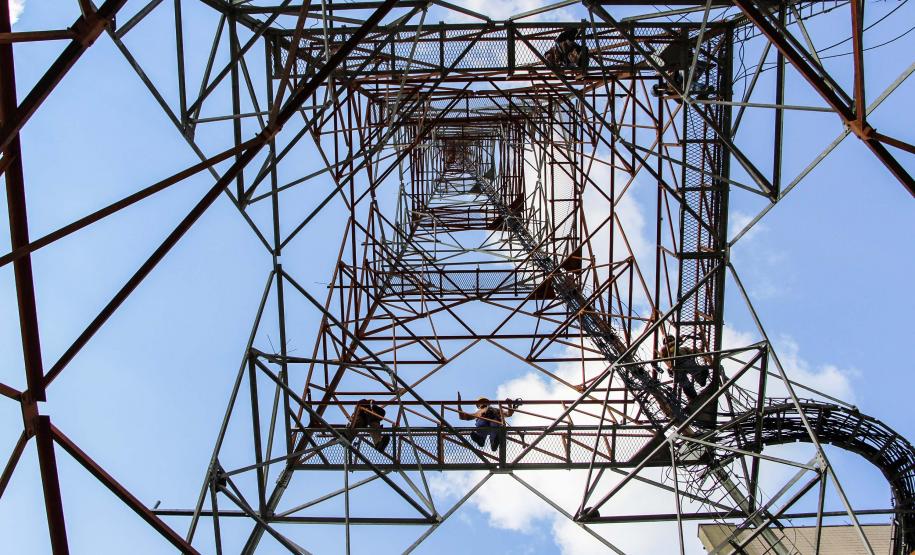 Policiais da Diretoria de Desenvolvimento Tecnológico e Qualidade (DDTQ) recebem treinamento para trabalhar em altura em Curitiba