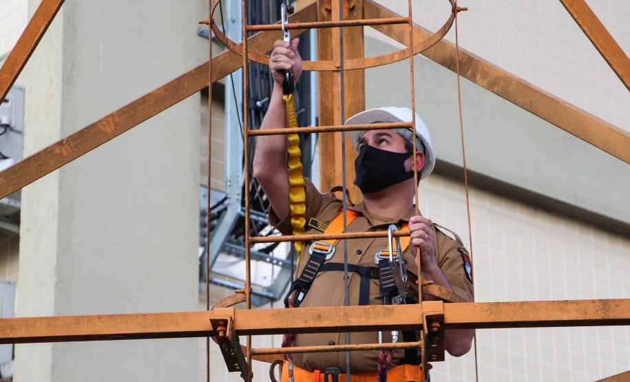 Policiais da Diretoria de Desenvolvimento Tecnológico e Qualidade (DDTQ) recebem treinamento para trabalhar em altura em Curitiba