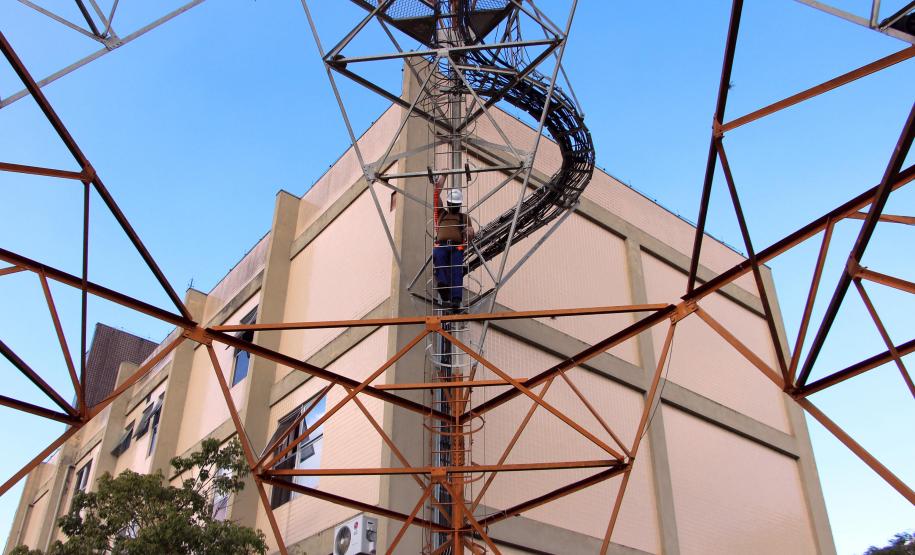 Policiais da Diretoria de Desenvolvimento Tecnológico e Qualidade (DDTQ) recebem treinamento para trabalhar em altura em Curitiba