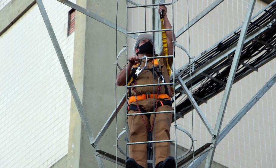 Policiais da Diretoria de Desenvolvimento Tecnológico e Qualidade (DDTQ) recebem treinamento para trabalhar em altura em Curitiba