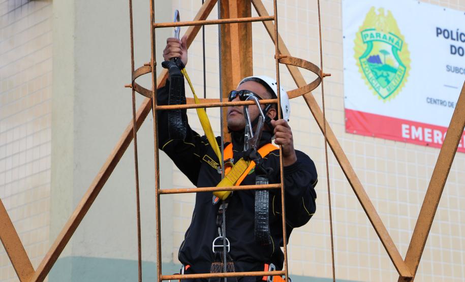 Policiais da Diretoria de Desenvolvimento Tecnológico e Qualidade (DDTQ) recebem treinamento para trabalhar em altura em Curitiba
