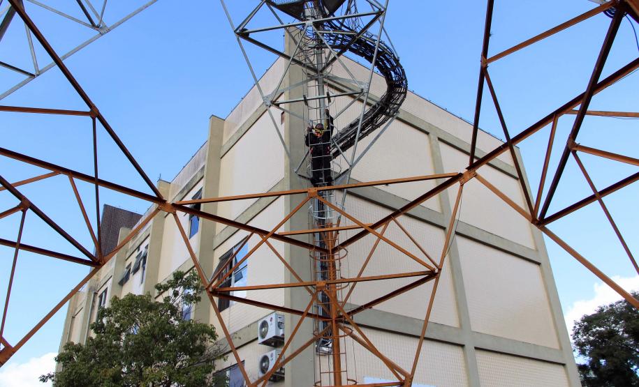 Policiais da Diretoria de Desenvolvimento Tecnológico e Qualidade (DDTQ) recebem treinamento para trabalhar em altura em Curitiba