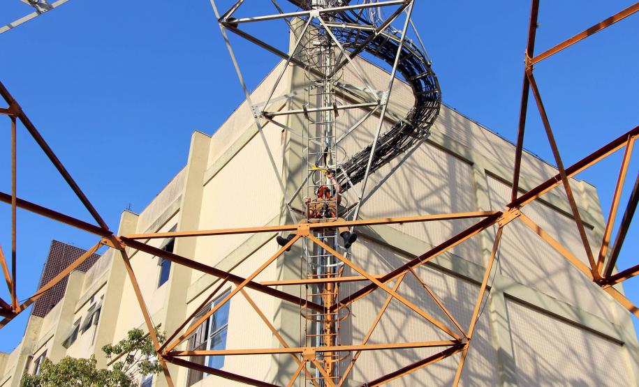 Policiais da Diretoria de Desenvolvimento Tecnológico e Qualidade (DDTQ) recebem treinamento para trabalhar em altura em Curitiba