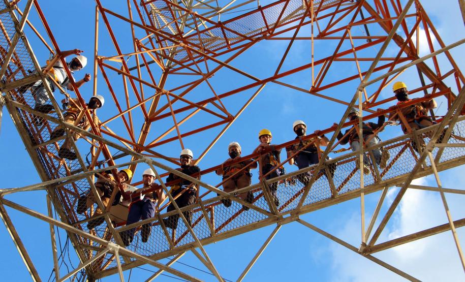 Policiais da Diretoria de Desenvolvimento Tecnológico e Qualidade (DDTQ) recebem treinamento para trabalhar em altura em Curitiba
