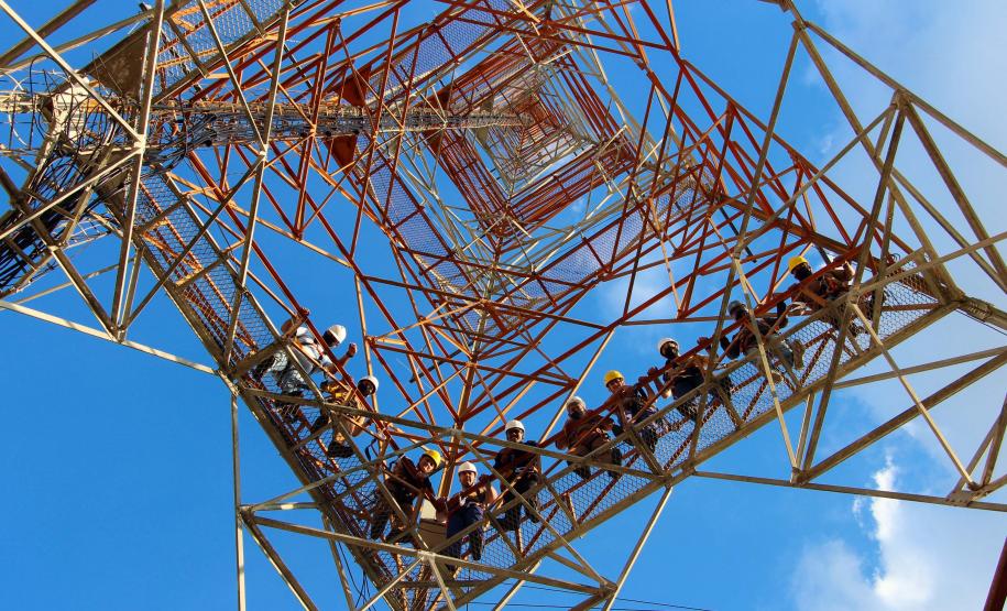 Policiais da Diretoria de Desenvolvimento Tecnológico e Qualidade (DDTQ) recebem treinamento para trabalhar em altura em Curitiba