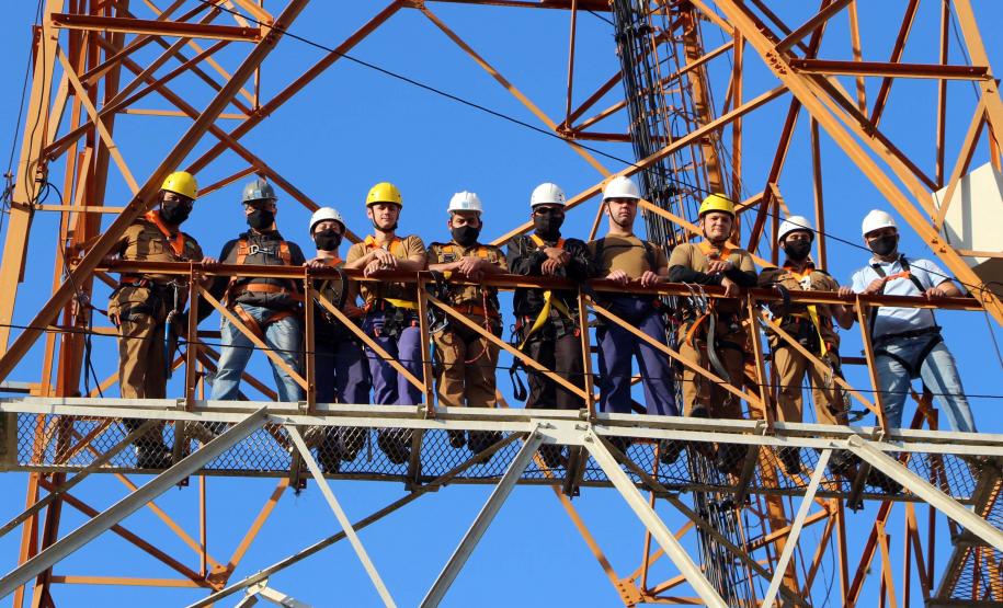 Policiais da Diretoria de Desenvolvimento Tecnológico e Qualidade (DDTQ) recebem treinamento para trabalhar em altura em Curitiba