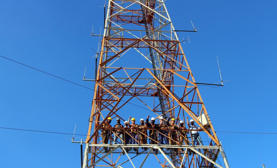 Policiais da Diretoria de Desenvolvimento Tecnológico e Qualidade (DDTQ) recebem treinamento para trabalhar em altura em Curitiba