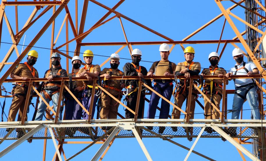 Policiais da Diretoria de Desenvolvimento Tecnológico e Qualidade (DDTQ) recebem treinamento para trabalhar em altura em Curitiba