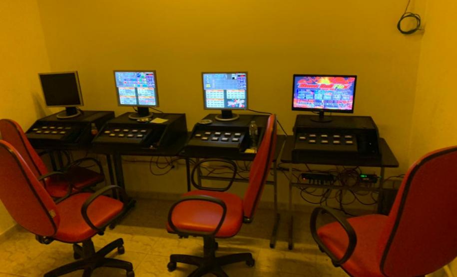 AIFU flagra mais de 300 pessoas e apreende 38 máquinas caça-níqueis em Curitiba nesta madrugada