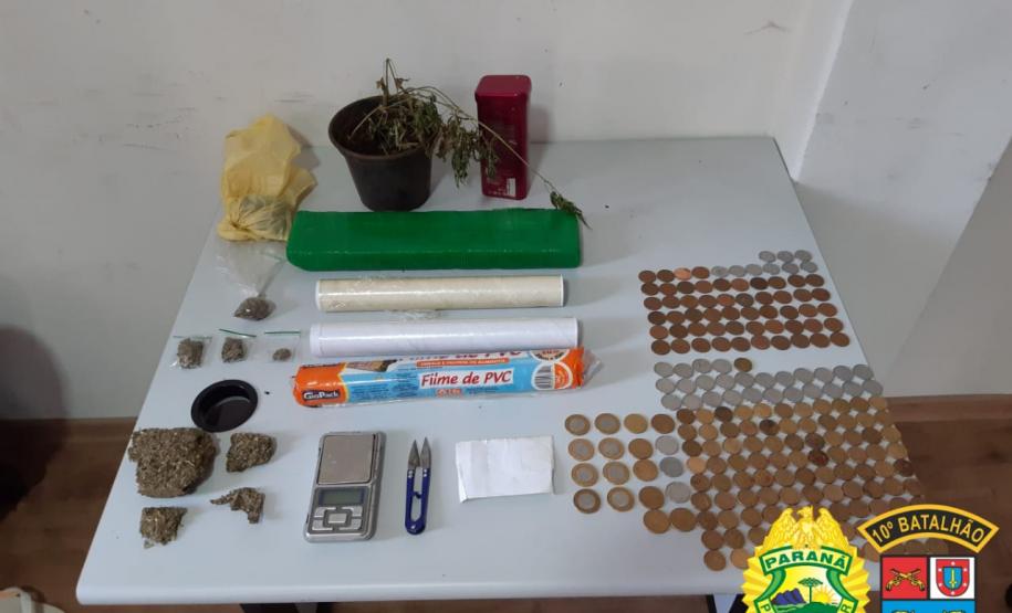 Em Apucarana, PM cumpre mandados de Busca e Apreensão contra o tráfico de drogas; quatro pessoas foram presas