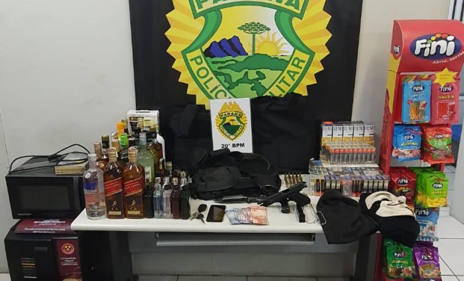 PM prende casal envolvido em roubos a postos de combustíveis e farmácias da Capital; arma de uso restrito foi apreendida