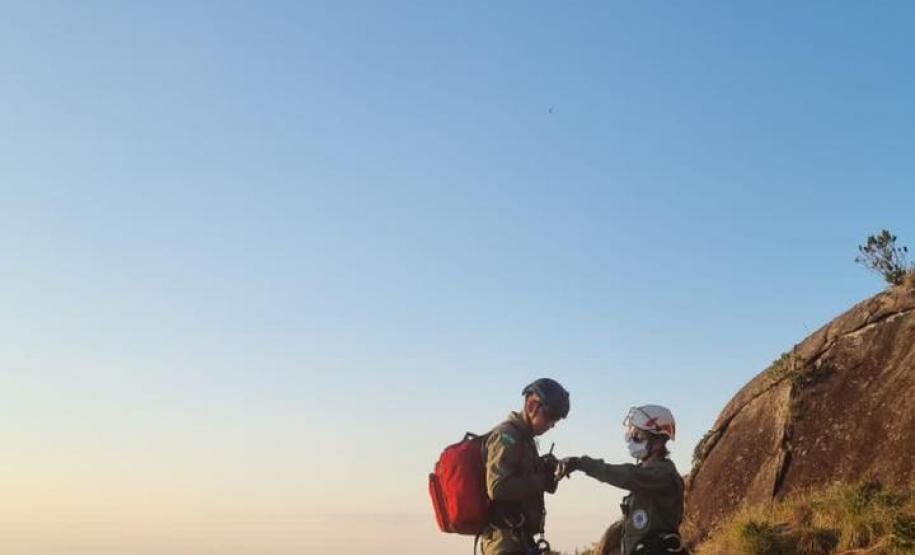 Homem que caiu no paredão do pico Capivari Mirim é socorrido pelo BPMOA instantes após acidente na RMC