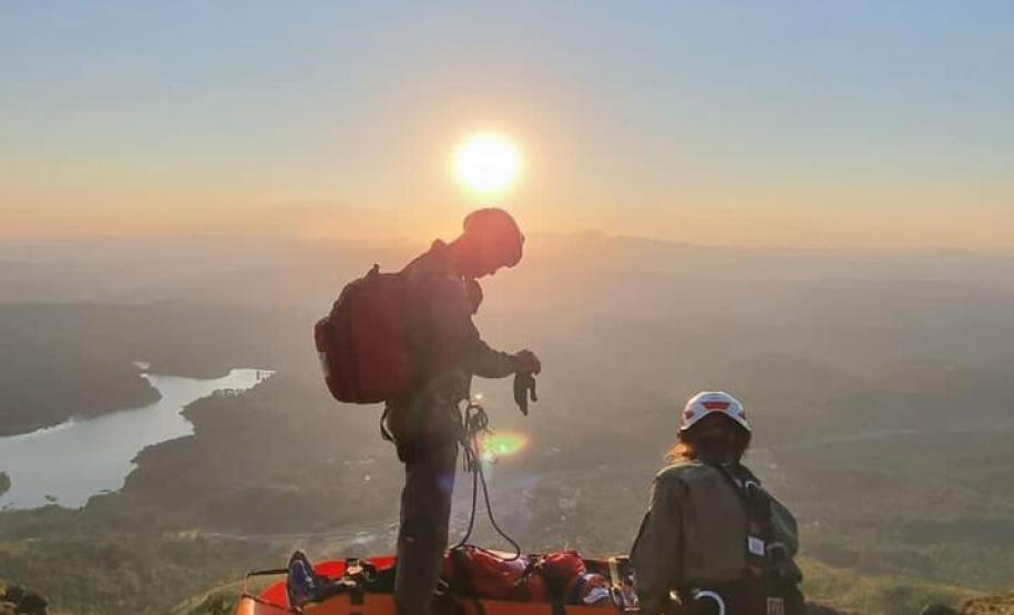 Homem que caiu no paredão do pico Capivari Mirim é socorrido pelo BPMOA instantes após acidente na RMC