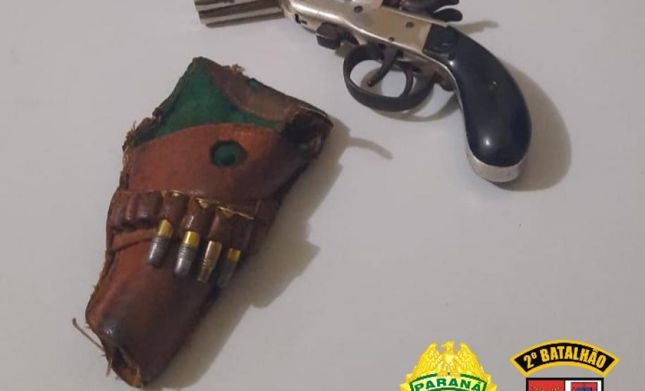 PM apreende uma arma de fogo, um simulacro e porções de maconha no Norte do estado